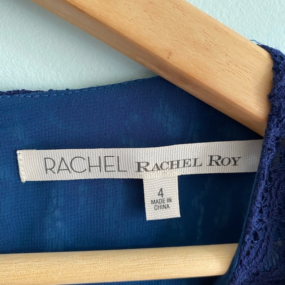 Sleeveless lace crop top - Picture 3 of 4